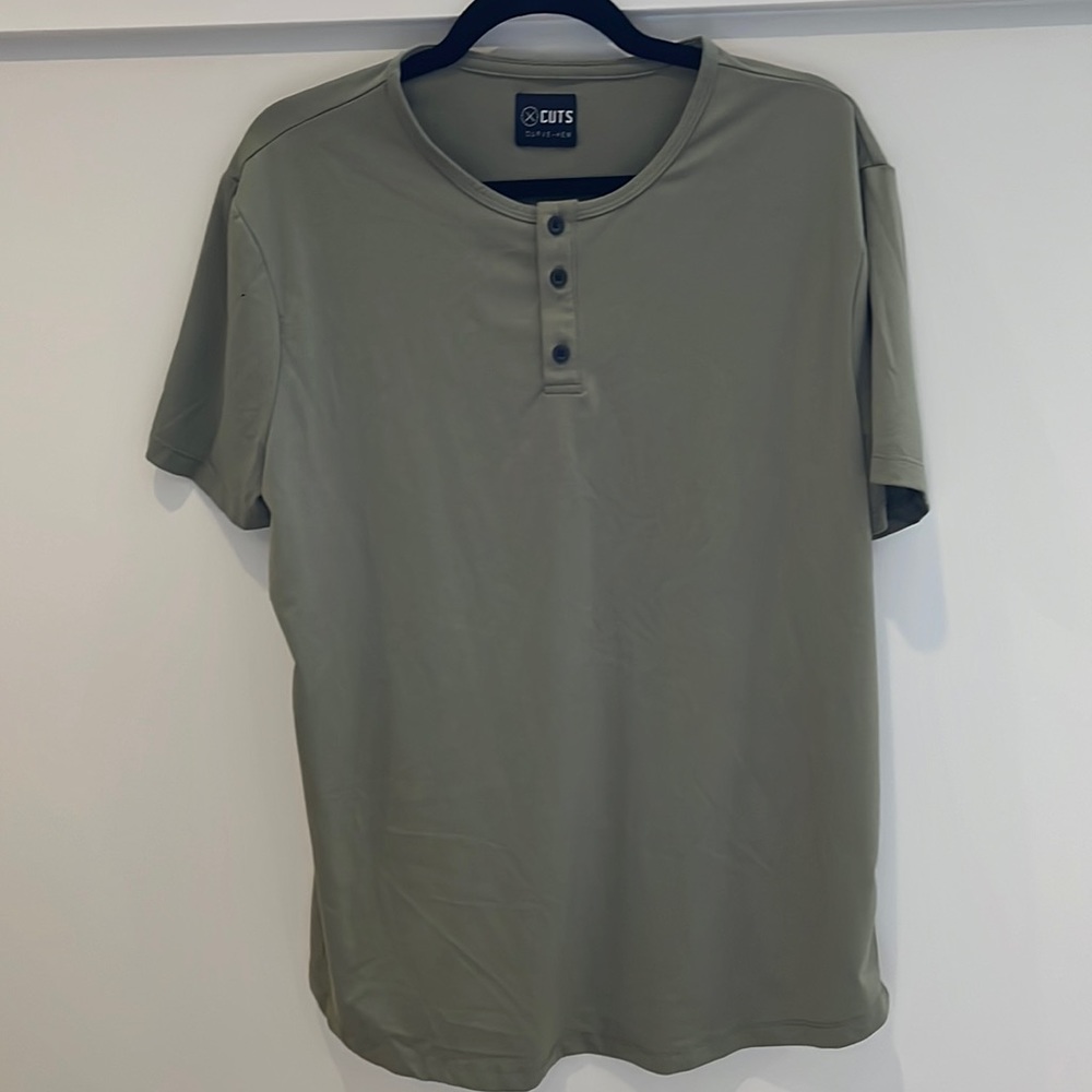 NWOT Cuts Mens Button Down TShirt Handmade Scallop Henley
